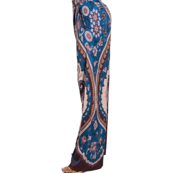 New luxurious Blouse and Pant Akira set.
Size: Small - Picture 3 of 8